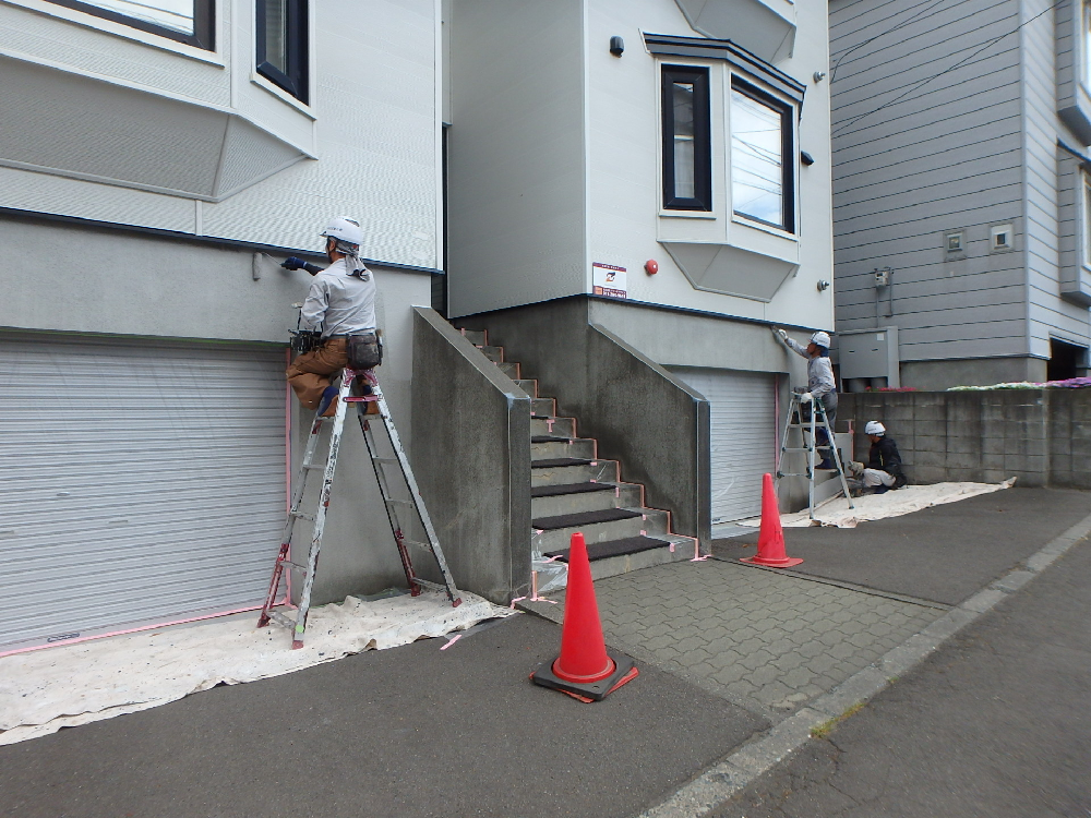 札幌市清田区里塚　アパート基礎塗装　20190529-1